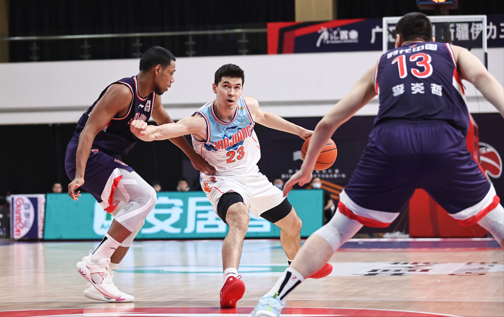 加时末段体能课后，广厦男篮战术微调备战社区盾，悬念犹存，临场指挥获称赞的简单介绍